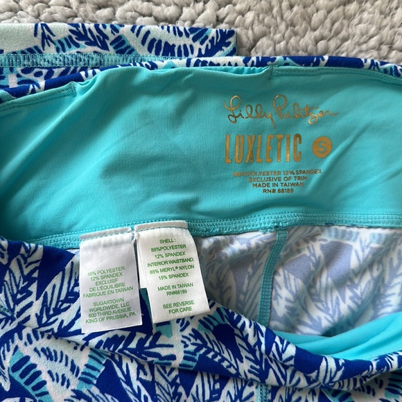 Lilly Pulitzer luxletic blue crop Weekender Leggings. “One of a kind” print sz S - Picture 4 of 12